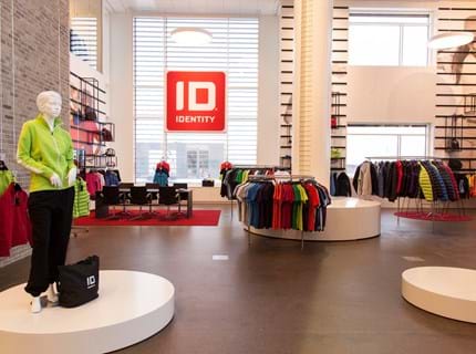 Røde filttæpper på gulvet i showroom